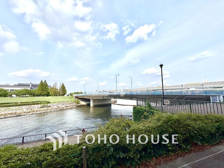 その他 【BALCONY】◆BLUE SKY◆自然の心地よさに包まれる。大開口の外に広がるのは爽やかな青空。