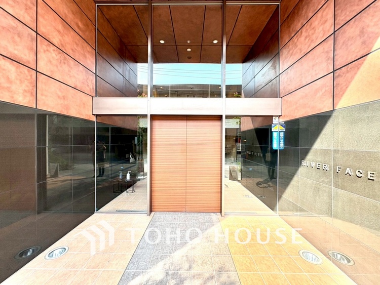 エントランス 【ENTRANCE】◆家族◆家で家族と過ごす時間は限られている。帰りを待つ家族の元へと急ぐときの弾む思い。そんな思いを引き立てる邸宅。