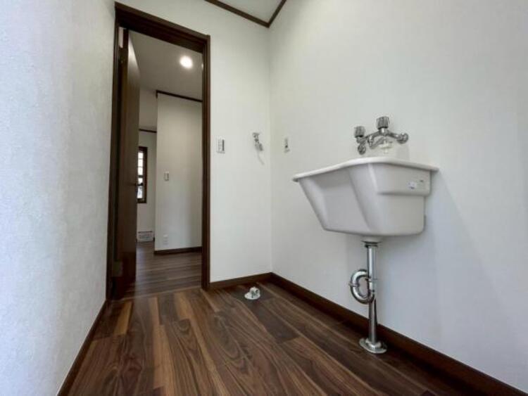 洗面 洗面所と独立したランドリースペースで、洗濯家事が快適！スロップシンクで汚れものの手洗いもできます。