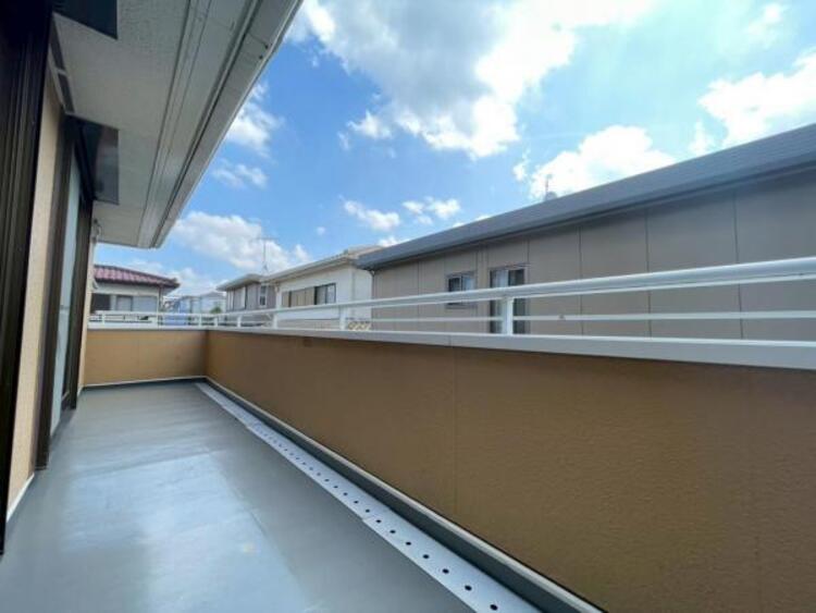 バルコニー 2部屋に面したワイドバルコニーは陽当たり良好で洗濯物が良く乾きます 