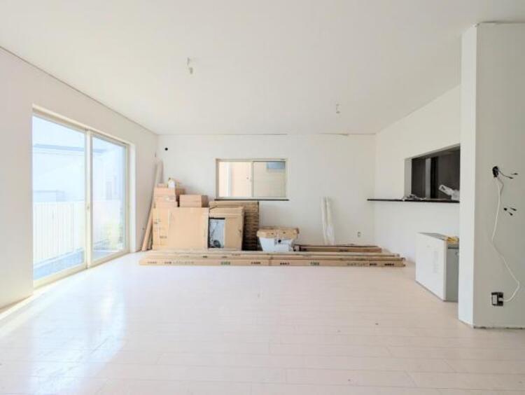 その他 ●〇ＬＤＫのメインとなる大きな窓。通常サイズより大きめの開口部から暖かい陽射しが長い時間射し込みます。天気の良い日は是非窓を開けて風通しの良さもご体感下さい。明るいＬＤＫがご家族団欒の時を包みます〇●