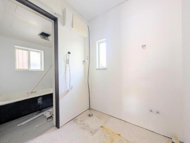 その他 ●〇平日の朝であっても、落ち着きとくつろぎを感じられる。歯磨き粉が行方不明になるようなごちゃごちゃ感も解消。収納力の高い洗面所です。　コーディネートされた空間で気持ちよく身だしなみを整えられます　〇●