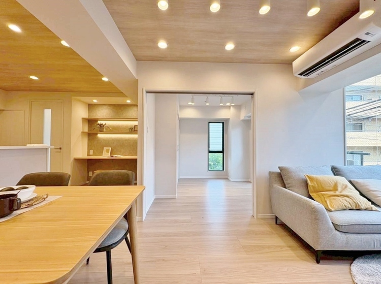 居間 居心地の良い空気感は、暮らしのステージを彩り、心からのやすらぎと満足感を与えてくれます。