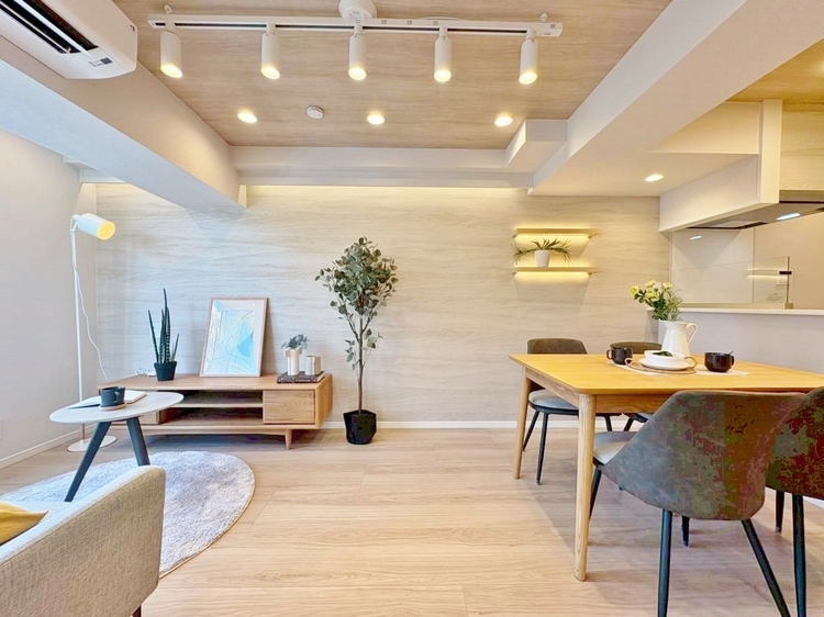 居間 飾り過ぎないシンプルな内装と偏り過ぎないデザインで統一しました。