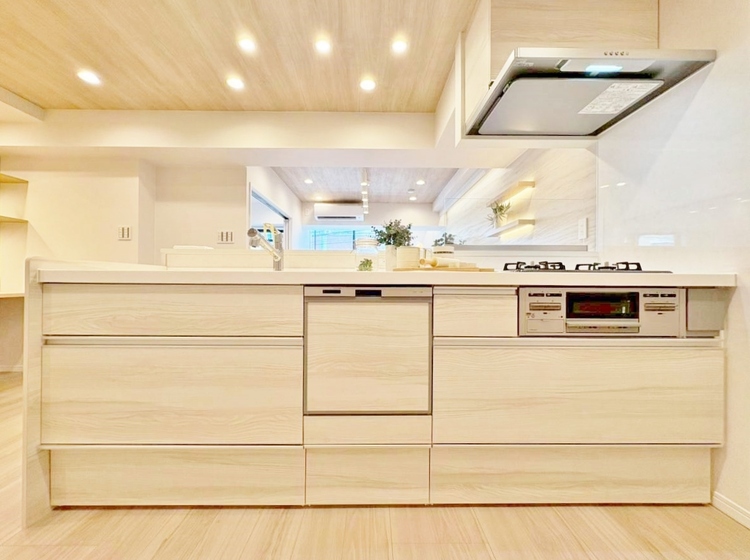 キッチン スマートな意匠と充実の機能を備えたキッチンが、暮らしにおいしい彩りを添えます。