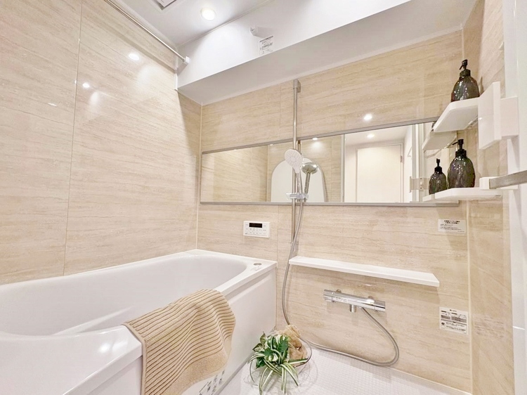 風呂 一日の疲れを癒すバスルームは、心地よいリラックスを叶える清潔感溢れる空間です。