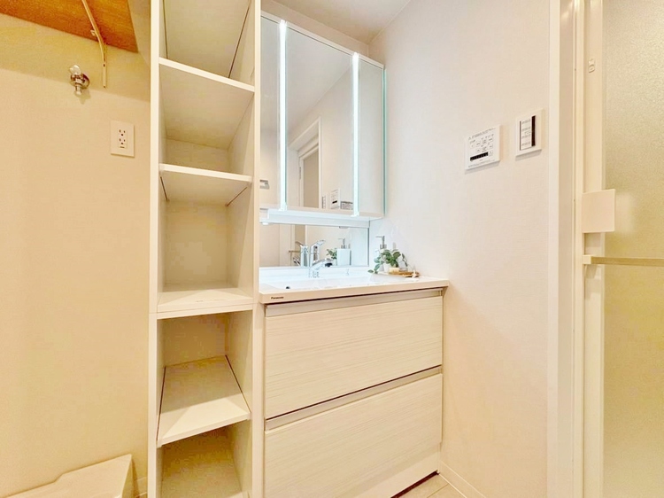 洗面 何かと物が増える場所だからこそ、スッキリと見映えの良い空間に。