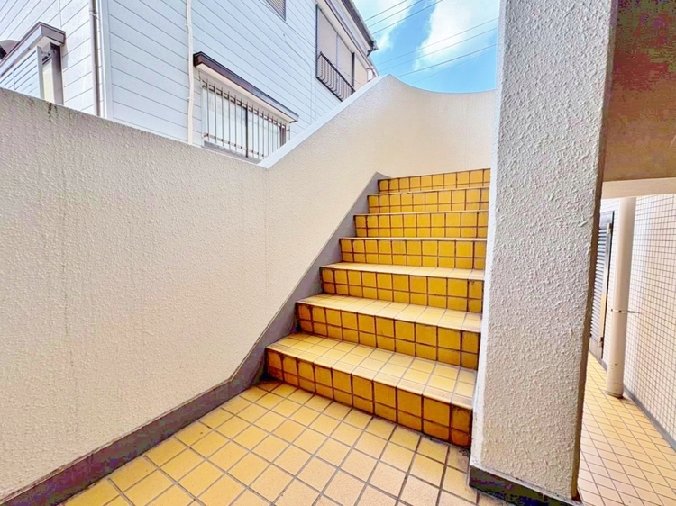 その他 落ち着いた雰囲気の階段。手すりも常設しているので、ゆったりお使いになれます。