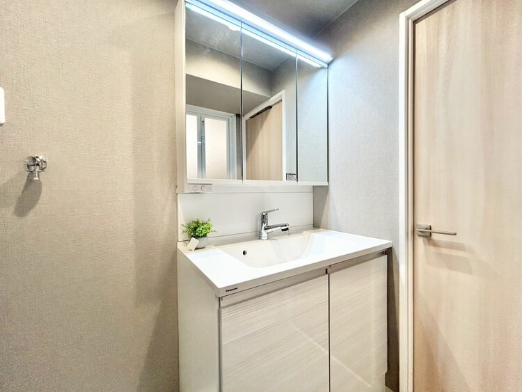 洗面 何かと物が増える場所だからこそ、スッキリと見映えの良い空間に。