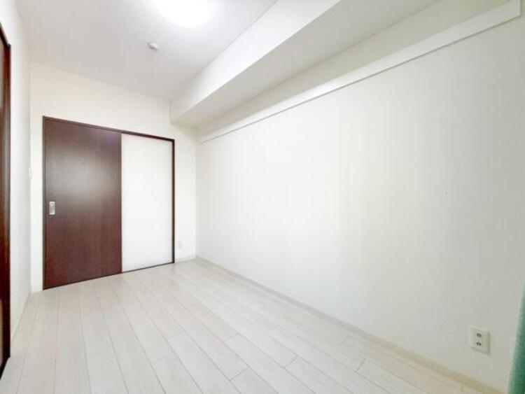 内装 日々の疲れを癒してくれる主寝室。自由度が高いので家具のレイアウトでお好みの空間を創りだせます。