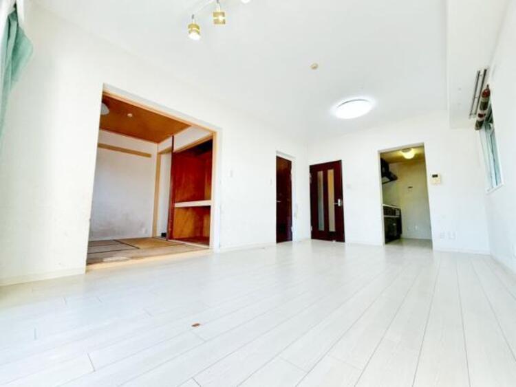 居間 大きなソファを置いてゆったりとご生活頂けるリビング。家族が集まる場所だからこそゆったりとした空間を実現しています。