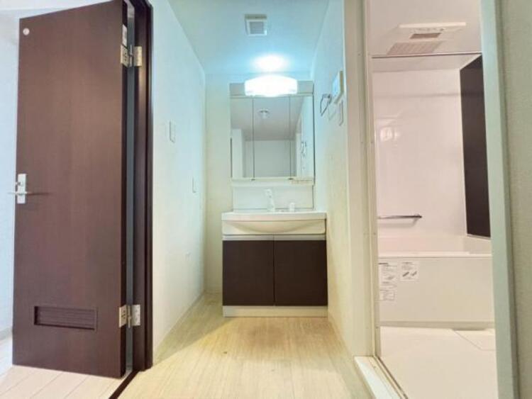 洗面 三面鏡の付いた洗面化粧台は、鏡面裏側にも機能的な収納を配置。普段使いの洗面小物やスキンケア用品などが衛生的に保管できます。