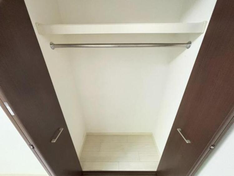 収納 クローゼットには棚やハンガーパイプが付いており、スーツや上着などがスッキリ収納可能です。