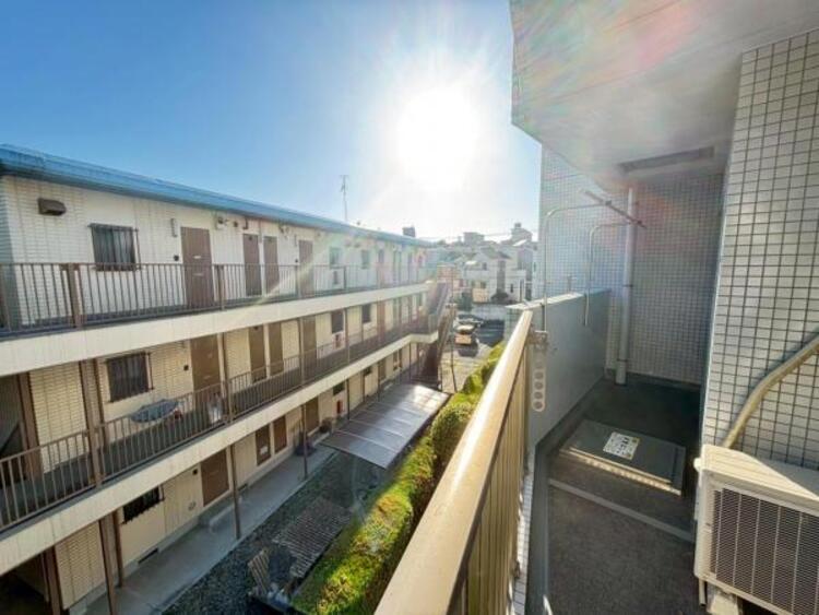 その他 風の通り道。舞い込んでくる風が優しく躍り、室内に爽やかな空気を運んでくる。そこに季節の息吹を感じて、いまがどんな季節なのかを実感する。