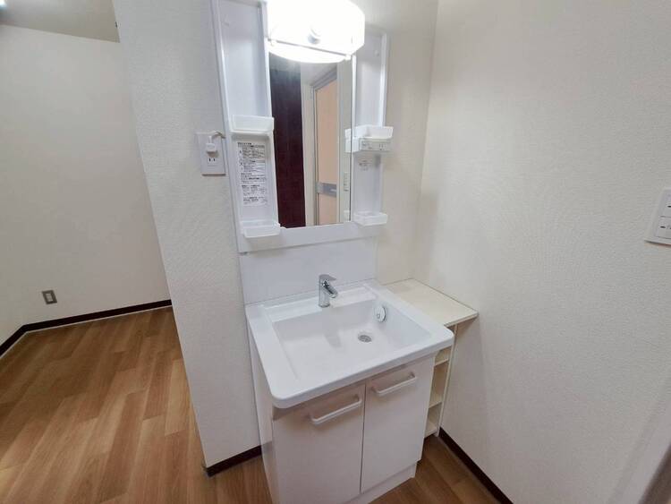 その他 清潔感を感じられる洗面化粧台。