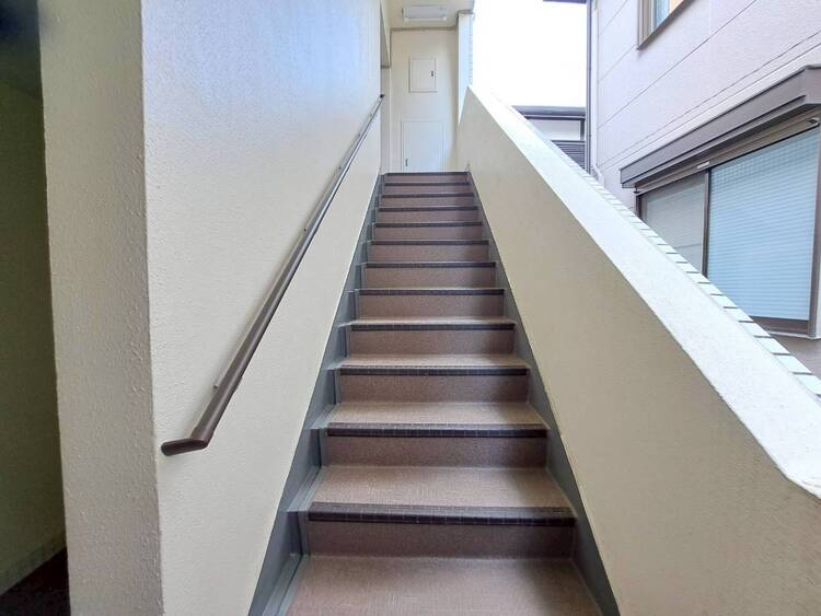 その他 共用部の階段です。明るく清潔に管理されています。