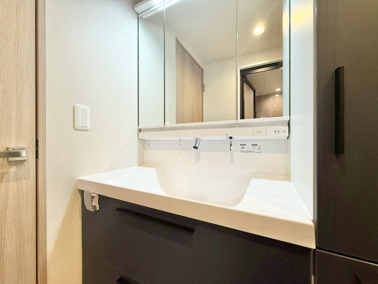 その他 清潔感を感じられる洗面化粧台。