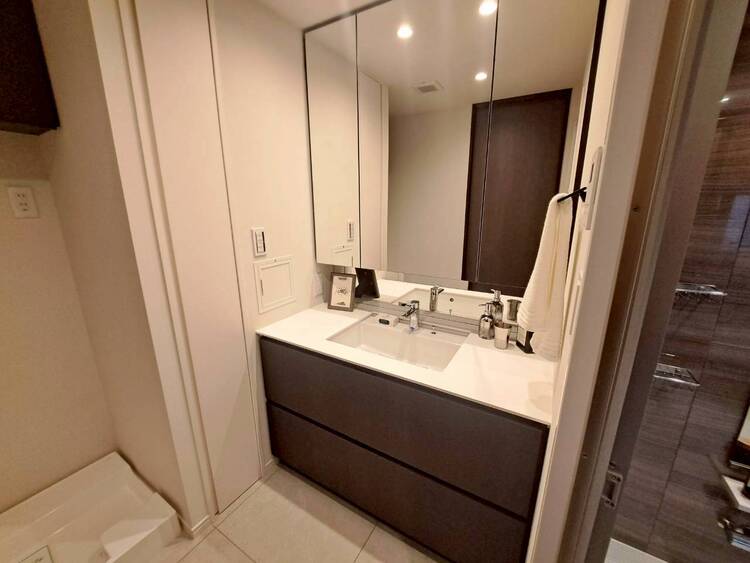 その他 清潔感を感じられる洗面化粧台。