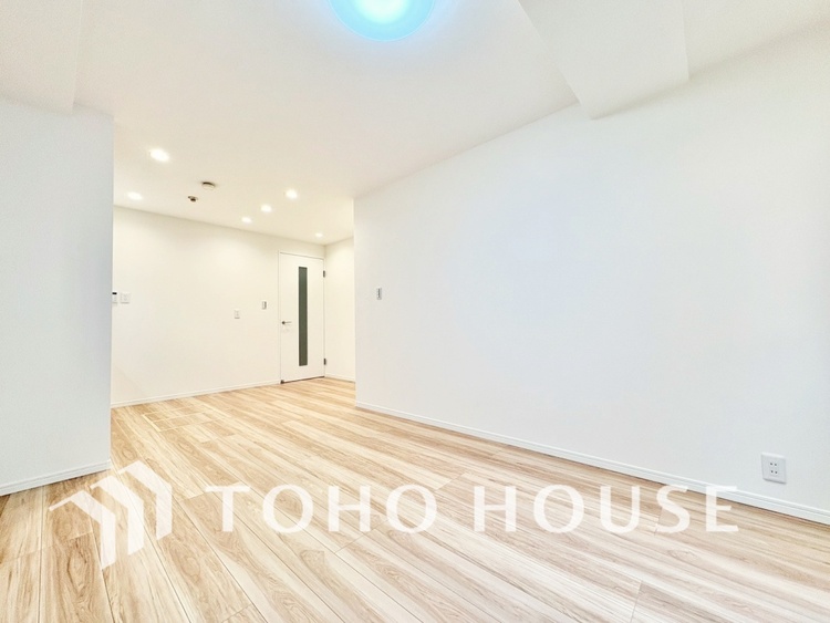 内装 【living】居心地のいい暮らしには欠かせない眩い採光。ゆったりとした幅の窓からこの空間に降り注ぐ採光が絶えない。明るいリビングこそ居心地のいい暮らしが待っているのだと思う。