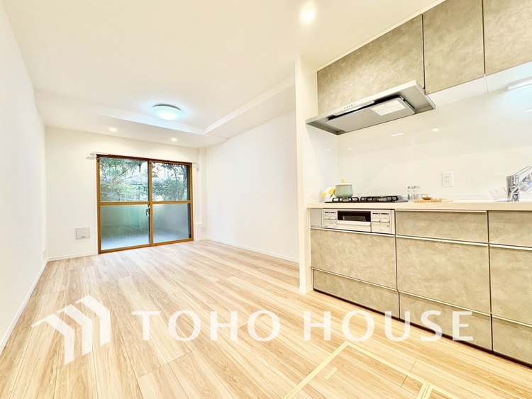 内装 ◆サンサンと◆差し込む太陽の光がこのリビングに笑いをもたらす。ソファの上のクッションがポカポカした暖気にぬくぬくと微睡んでいる。