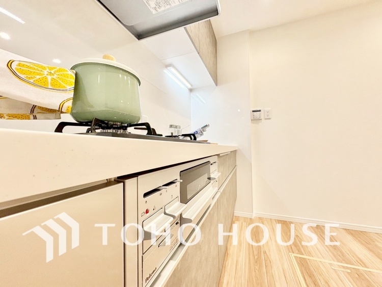 キッチン 手元の収納から、足元の収納までが全てスライド式で、奥のスペースまで有効に活用できます。奥まで上から見渡せるので、たまにしか使わない調理器具もサッと取出せます。