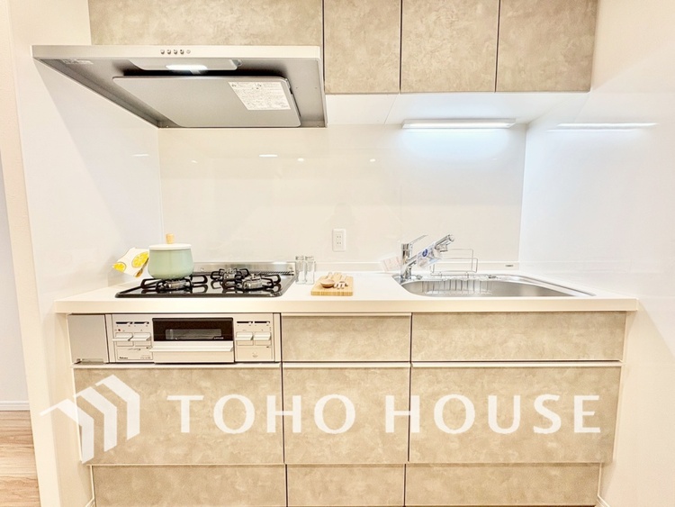 キッチン ◆愛育◆キッチンは家族の絆を育む大切な空間。シンプルで使い易いSystemKitchenで愉しく作る料理は愛情のある美味しいご馳走に。家族で使える広々としたダイニングキッチンです。