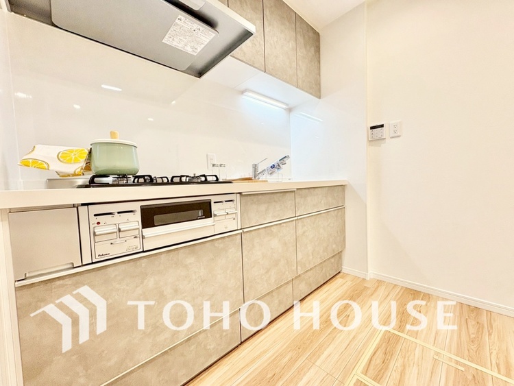 キッチン キッチンは家族の絆を育む大切な空間。シンプルで使い易いシステムキッチンで愉しく作る料理は愛情のある美味しいご馳走に。家族で使えるダイニングキッチンです。