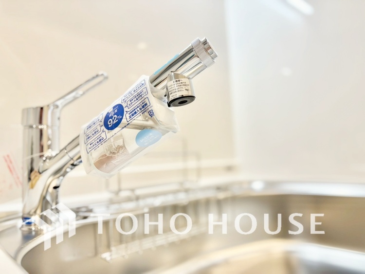 キッチン 広々としたキッチンのシンクは、料理の準備と片付けを楽にし、使いやすさを最大限に引き立てます。