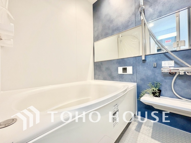 風呂 【浴室】《一日の疲れを落としてくれる場所は、落ち着く場所でなければならない》　高級感溢れるカラーと大きさ・柔らかな曲線で構成された半身浴も楽しめるバスタブが心地よさをもたらします。