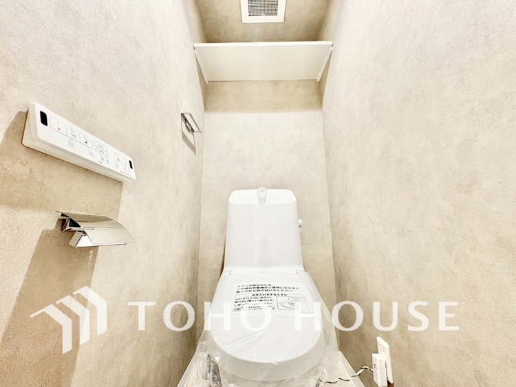 トイレ 清潔感あるホワイト調のクロスと温もり溢れるモダンカラーの床材が見事に調和した本邸宅は、毎日の生活を少しでも快適に過ごして頂ける様に落ち着いた雰囲気作りから行っています。