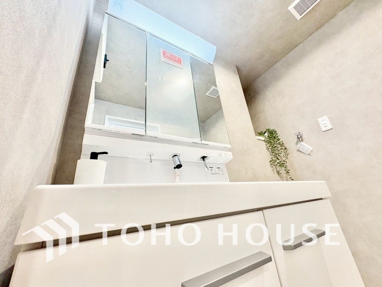 洗面 気持ちの良い朝をつくりだし、夕方には笑顔を取り戻させてくれるミラー。パウダールームはいつでも本来の自分を取り戻せる空間。明るく仕上げてあります。