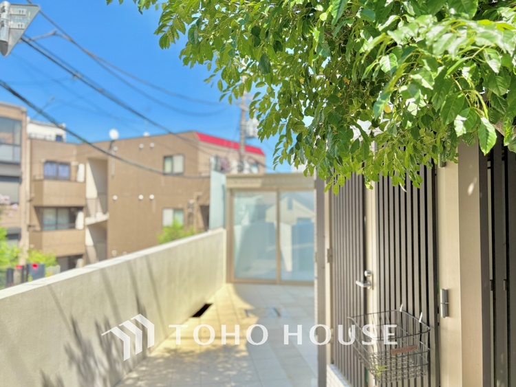 外観 【living】居心地のいい暮らしには欠かせない眩い採光。ゆったりとした幅の窓からこの空間に降り注ぐ採光が絶えない。明るいリビングこそ居心地のいい暮らしが待っているのだと思う。