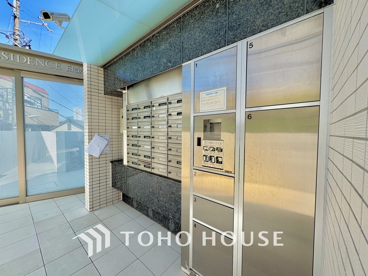 外観 清潔感あるホワイト調のクロスと温もり溢れるモダンカラーの床材が見事に調和した本邸宅は、毎日の生活を少しでも快適に過ごして頂ける様に落ち着いた雰囲気作りから行っています。