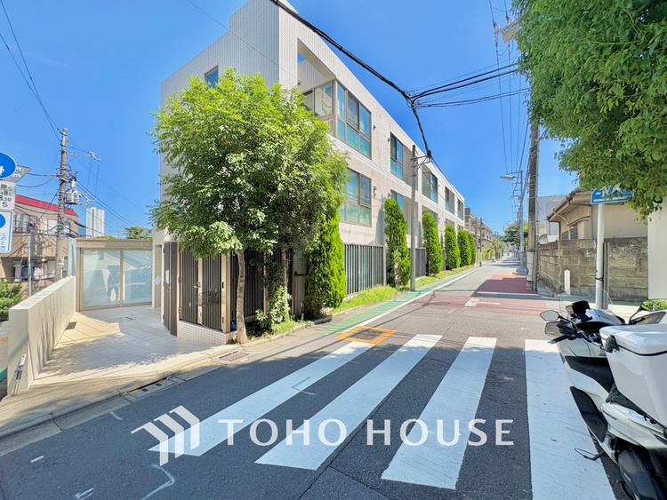 外観 ◆瀟洒な空間◆落ち着いた小棚や室内の緑光、アクセントのある彩が見事に調和させた瀟洒なリビングルーム。ここに集まる家族の会話と笑顔が絶え間なく続く幸せな空間。