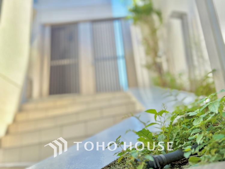 外観 風の通り道。舞い込んでくる風が優しく躍り、室内に爽やかな空気を運んでくる。そこに季節の息吹を感じて、いまがどんな季節なのかを実感する。