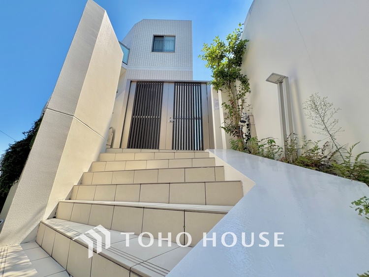 外観 ここはみんなが集い、食事と楽しい会話が始まる場所。話に夢中になりすぎて、ついつい時を忘れ、夜半過ぎになってしまう。そんな束の間の幸せを感じさせてくれます。