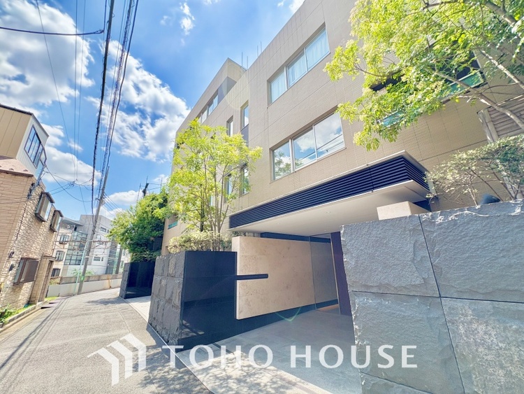 外観 ここはみんなが集い、食事と楽しい会話が始まる場所。話に夢中になりすぎて、ついつい時を忘れ、夜半過ぎになってしまう。そんな束の間の幸せを感じさせてくれます。