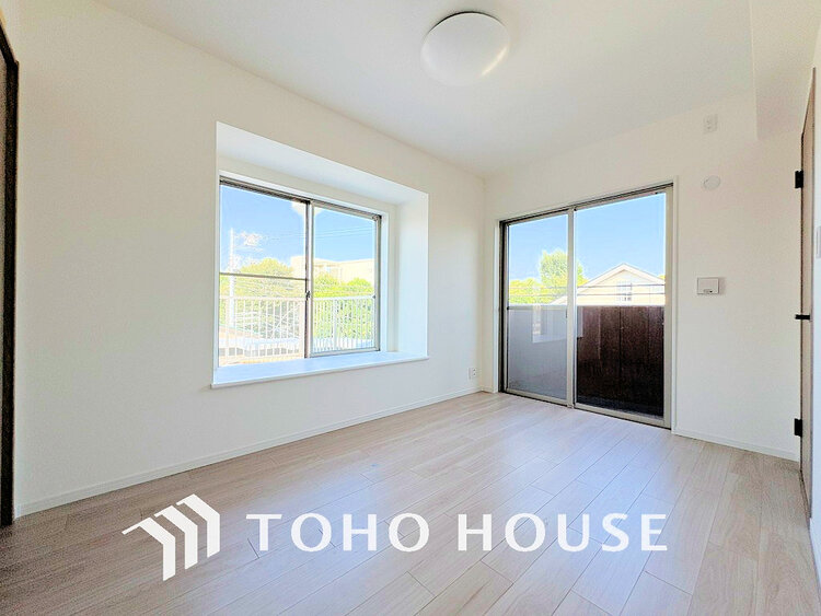 内装 採光もある洋室は、くつろぎのひと時を過ごすのにぴったり