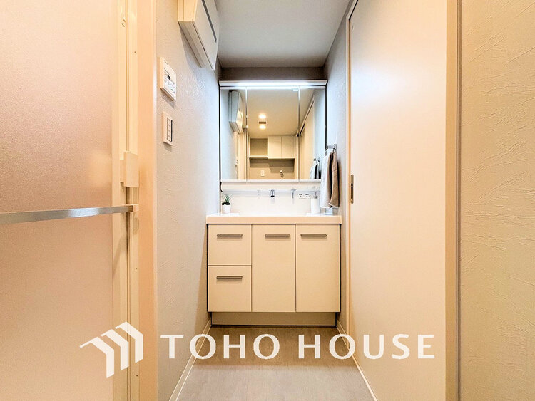 洗面 白を基調とした清潔感のある洗面室で朝の身支度を