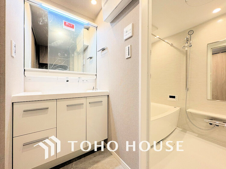 洗面 白を基調とした洗面台。身だしなみを整えやすく収納量も良好です