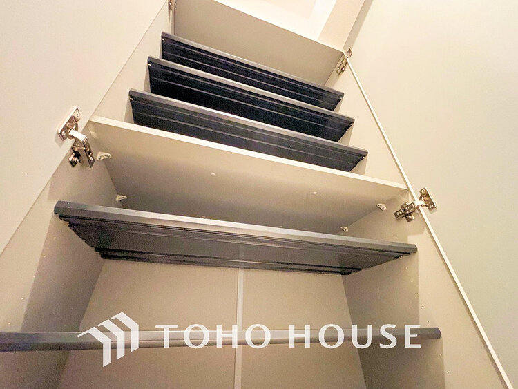 玄関 天井まである玄関収納はご家族分の履物も余裕で収納可能