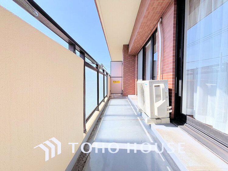 バルコニー 日当たりの良いバルコニーで晴れの日の洗濯物も楽しみになりますね