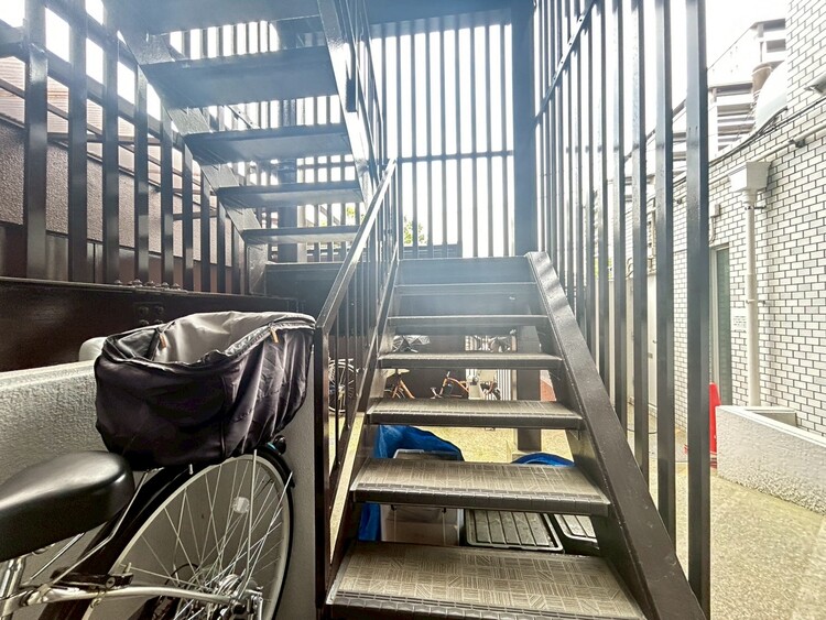 その他 共用部の階段です。明るく清潔に管理されています。