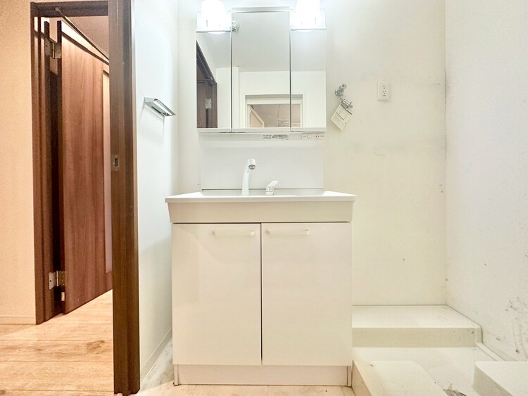 その他 清潔感を感じられる洗面化粧台。