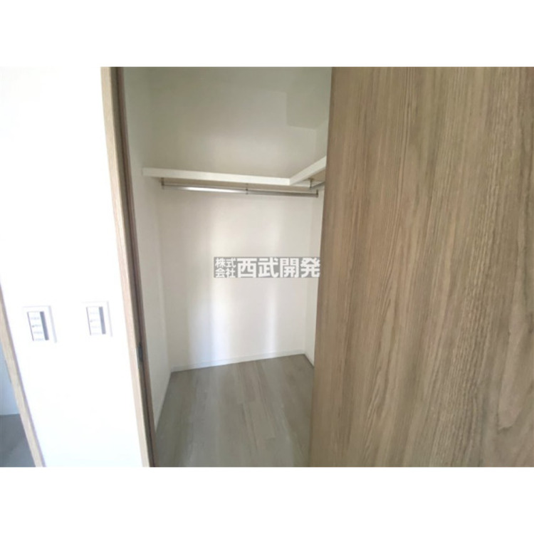 収納 洋室６.６帖備え付けのウォークインクローゼット