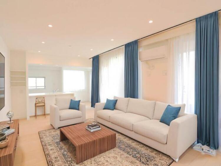 居間 (配置してある家具はCGによるイメージです)LDK22.1帖　くつろげるリビングは話に夢中になりすぎて、ついつい時間を忘れてしまう。そんな束の間の幸せを感じさせてくれる場所です。