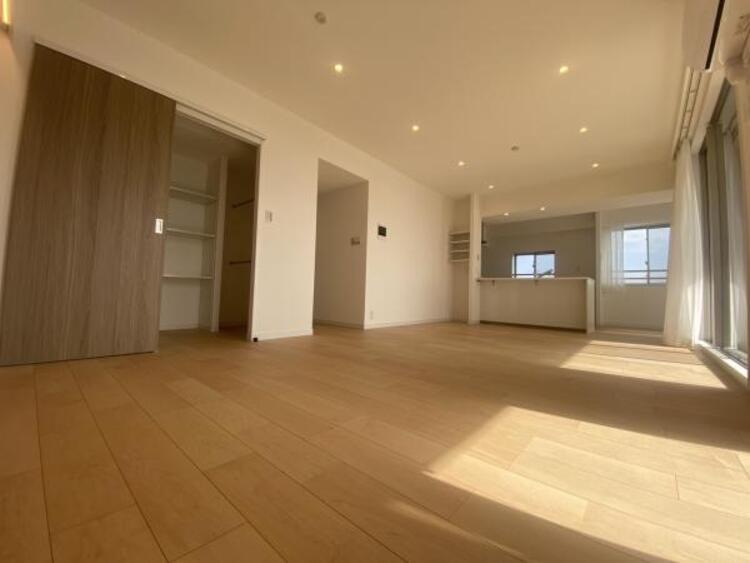 居間 落ち着きのあるリビングです。お友達が遊びに来た時にも使えますし、ちょっと疲れた時にお昼寝できるのも嬉しいですね。