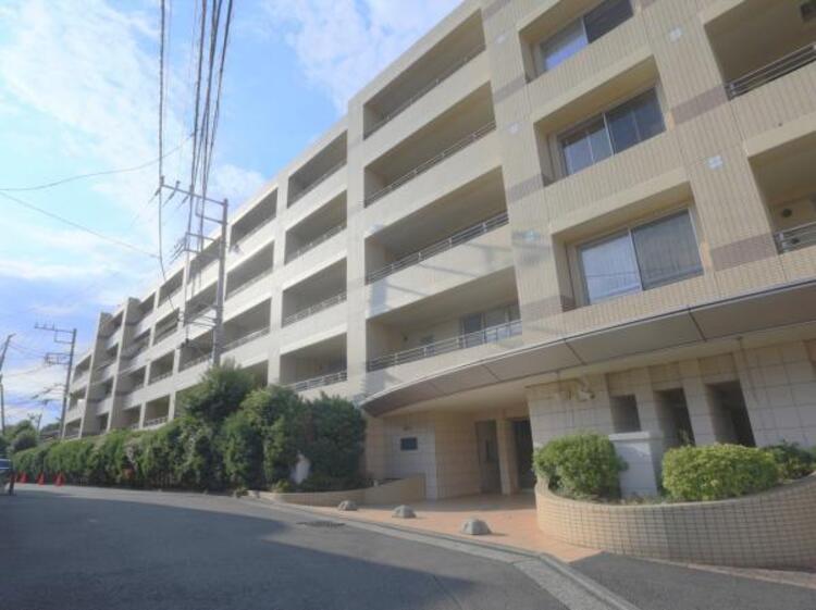 外観 駅徒歩13分　豊かな居住性とクオリティが見事に調和した住空間は住まうことの喜びを感じさせてくれます。