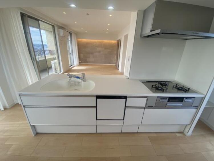 キッチン 広々とした対面式キッチンスペース。食洗機が付き、収納力もあるキッチンはお料理が捗ります。