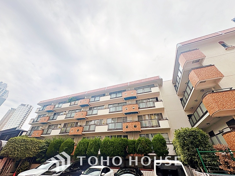 その他 【living】居心地のいい暮らしには欠かせない眩い採光。ゆったりとした幅の窓からこの空間に降り注ぐ採光が絶えない。明るいリビングこそ居心地のいい暮らしが待っているのだと思う。